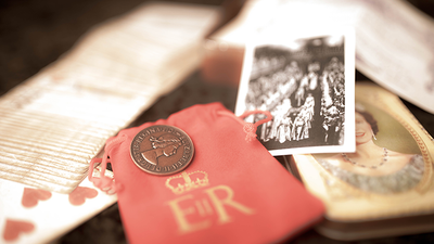 QUEENS NOSE (Gimmicks and Online Instruction) by Mark Bennett and Matthew Wright - Trick